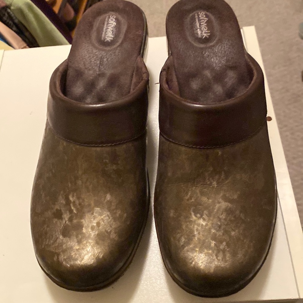 Soft walk nursing clogs. Excellent condition.